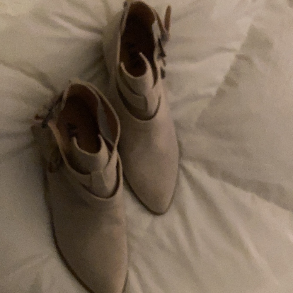 Booties never worn - Picture 3 of 5